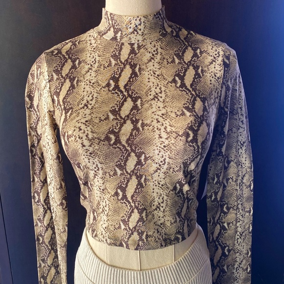 Forever 21 brown & tan snake skin print top - Picture 1 of 4